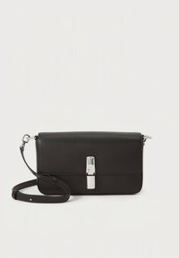 Borsa a tracolla in pelle nera con una texture liscia, forma rettangolare e minuteria argentata. Dotata di chiusura magnetica e tracolla regolabile.