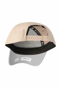 Cappello di tessuto beige con visiera grigia, dotato di fodera interna nera e strap regolabile con più fori per la misura.