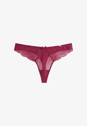 Rød blonde-thong med blomstermønster og lille dekorativ sløjfe foran i midten på en hvid baggrund.