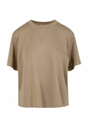 Beige T-shirt met korte mouwen en een ronde hals, voorzien van subtiele stikseldetails onder de halslijn en een klein geborduurd logo op de borst.