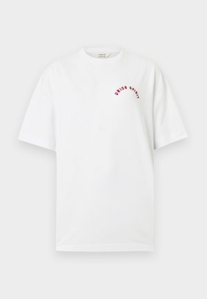 Fehér rövid ujjú póló piros "Union Spirit" felirattal, ívesen a bal mellrészen, kerek nyakkivágással és laza szabással.