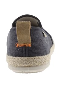 Scarpa slip-on di tessuto blu con suola in corda di juta, dotata di un tassello sul tallone in tessuto beige e cuciture arancioni a contrasto. Texture liscia.