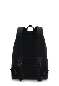 Sac à dos noir avec des bretelles rembourrées et un tissu en maille texturée. Comprend un logo, des bretelles réglables et une poignée sur le dessus pour un transport facile.