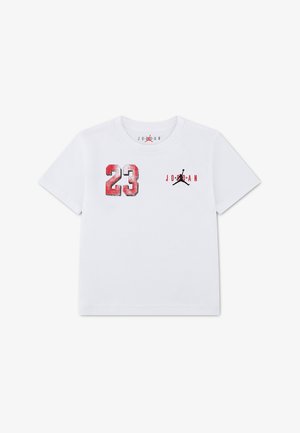 T-shirt blanc à manches courtes avec le numéro 23 rouge délavé et le logo Jumpman noir accompagné du texte "JORDAN" en rouge sur la poitrine.