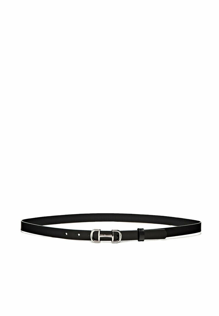 Ceinture en cuir noir avec une boucle double anneau en argent et trois trous de réglage sur fond blanc.