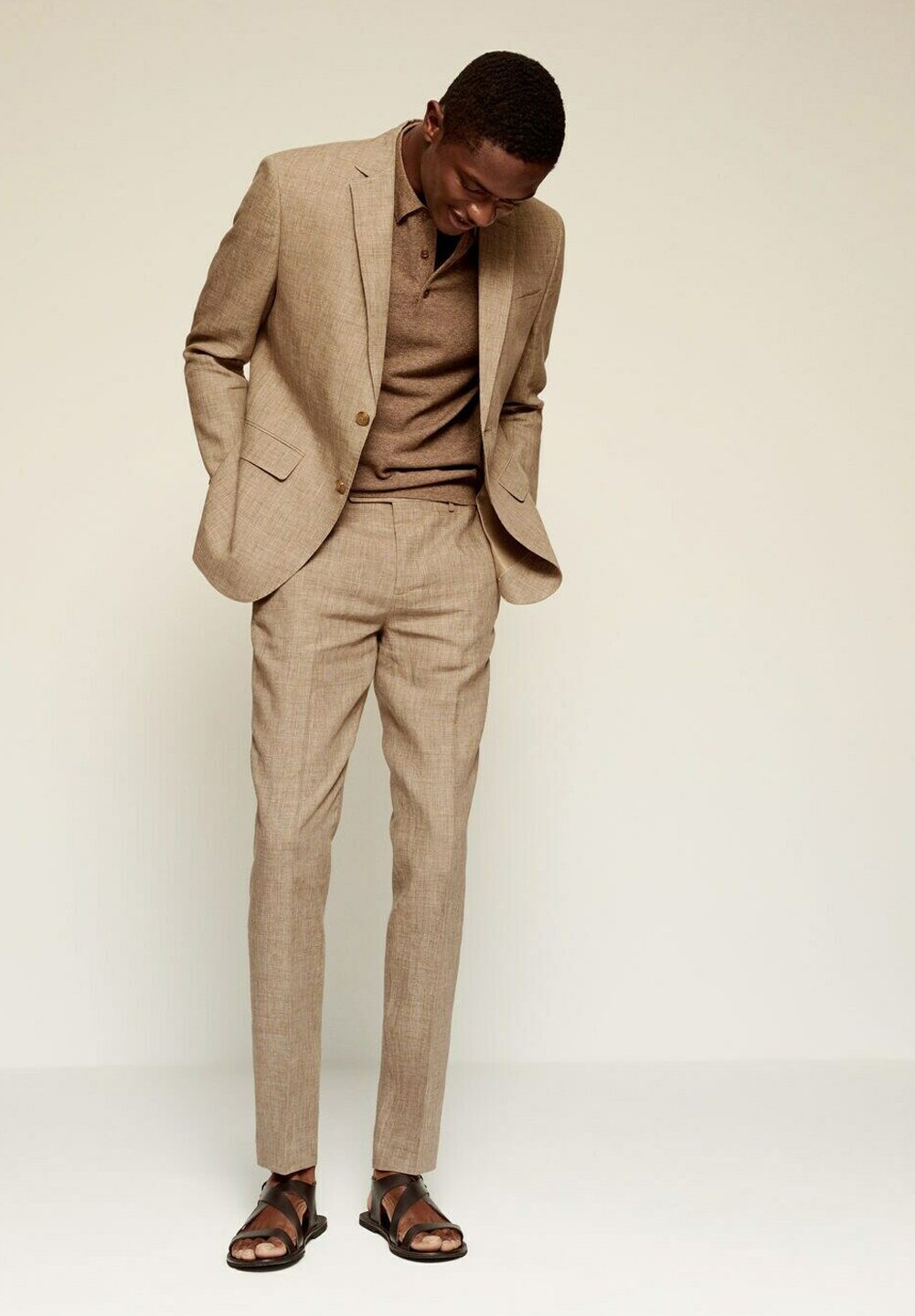 Pantalón de traje y zapatillas, la combinación fácil que te soluciona  cualquier look - Foto