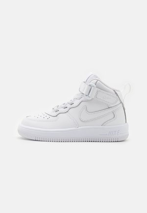 Biały, wysokoprofilowy sneaker Nike z perforowanym noskiem, bocznym logo Swoosh, regulowanym paskiem i teksturowaną podeszwą na jednolitym tle.