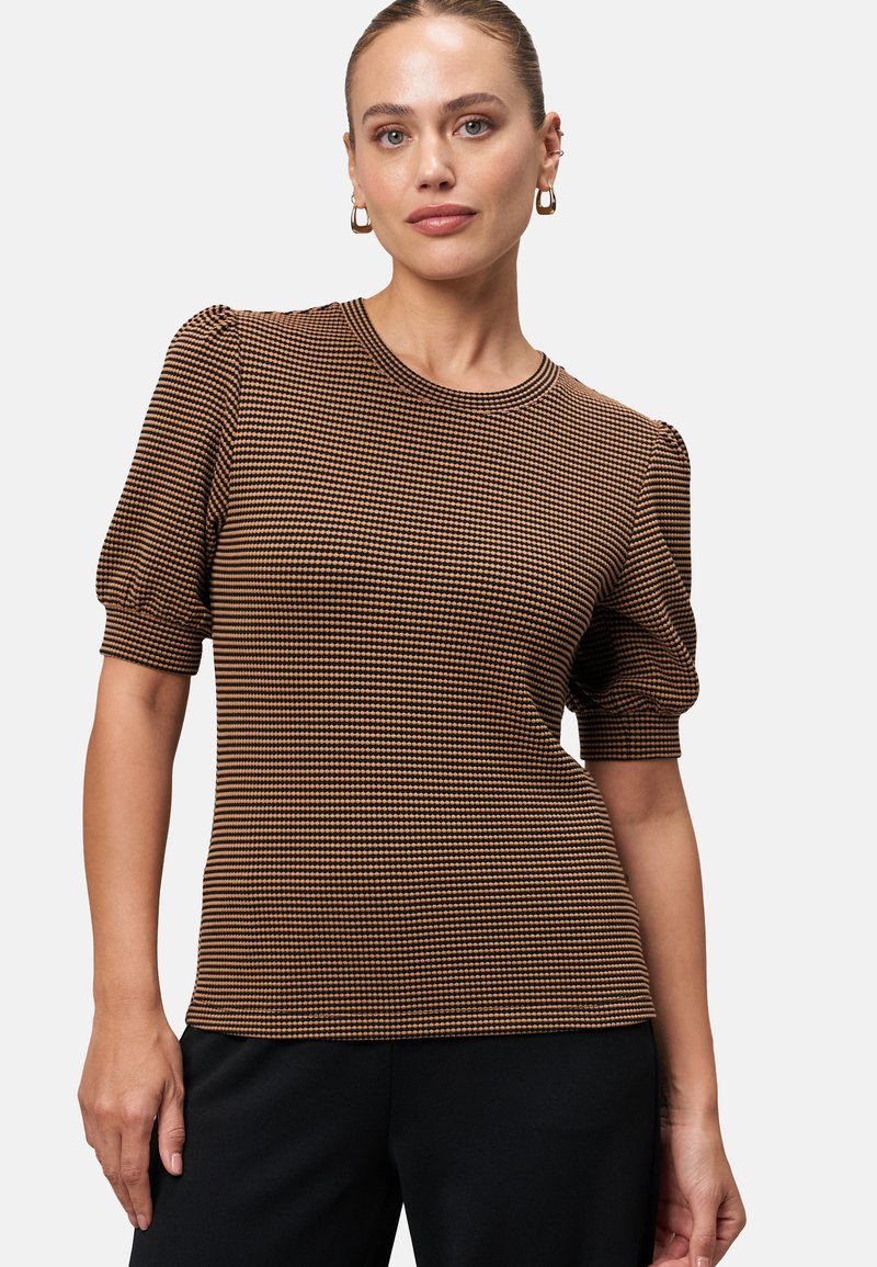 Haut à manches courtes, marron et noir à motifs, avec un col rond et des manches bouffantes, fabriqué en tissu tricoté texturé.