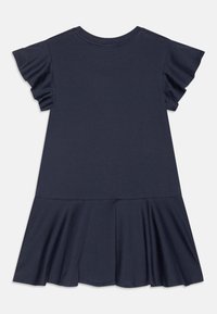 Granatowa sukienka z krótkim rękawem, wykonana z miękkiego materiału, z falbanami przy rękawach i rozkloszowanym dołem dla dodatkowej objętości.