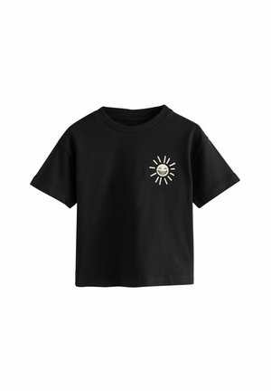 Sort bomulds T-shirt med korte ærmer, der har et cremefarvet smilende solgrafik på venstre brystområde, og et klassisk rundhalsdesign.