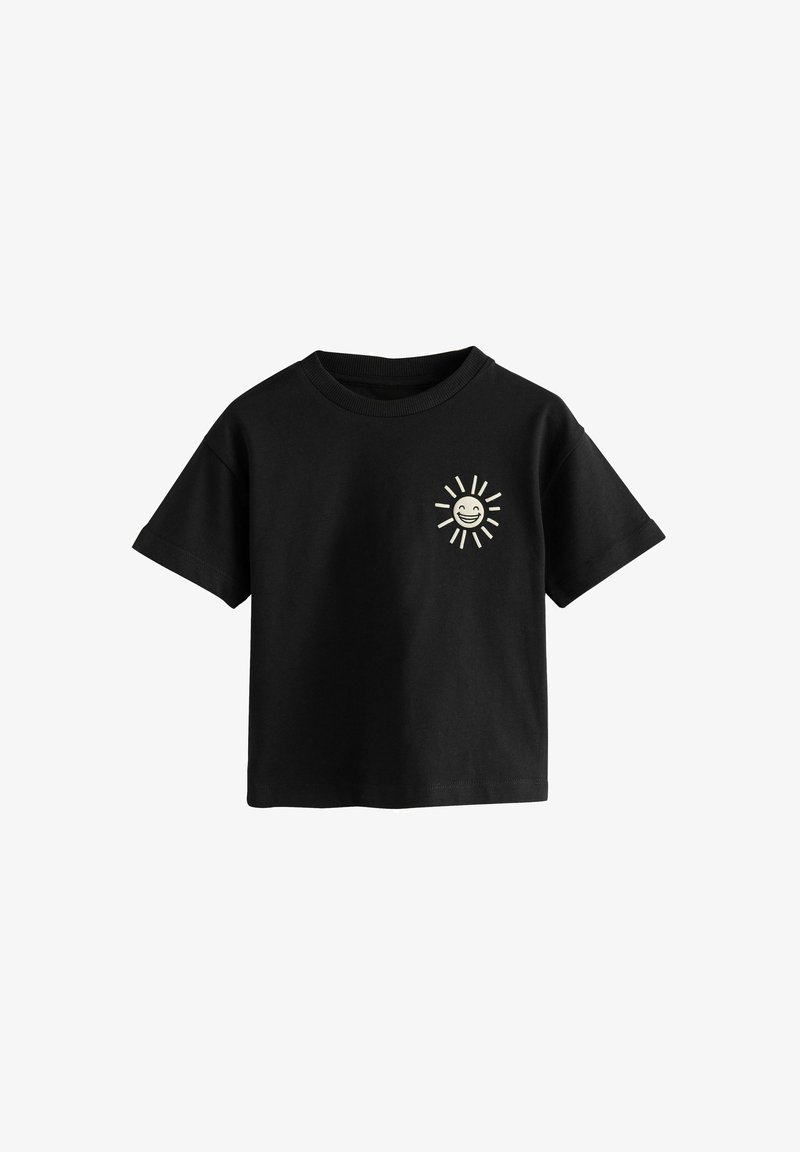 Fekete pamut póló, amelyen egy kis világos színű napgrafika található a mellrészen, rövid ujjú és kerek nyakú.