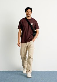 adidas Originals TEE - T-shirt estampada - shadow brown