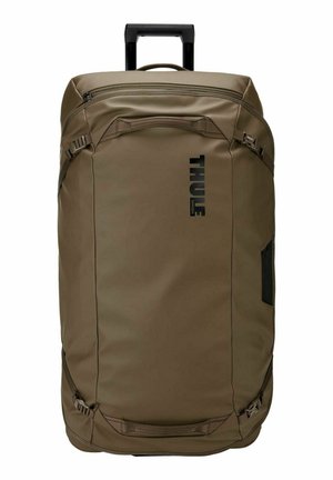 Sac de voyage brun à roulettes avec poignée télescopique, poignées latérales et supérieures, et logo vertical de la marque Thule sur le panneau avant.