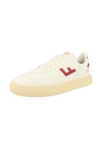 Sneaker bianca in pelle con suola in gomma beige testurizzata, caratterizzata da un logo rosso ricamato sul lato e dettagli rossi sul tallone. Design con lacci.