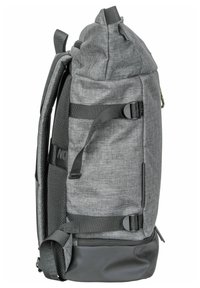 Zaino in tessuto grigio con design a roll-top, spallacci regolabili, base nera e fibbie laterali per una chiusura sicura. Superficie testurizzata.