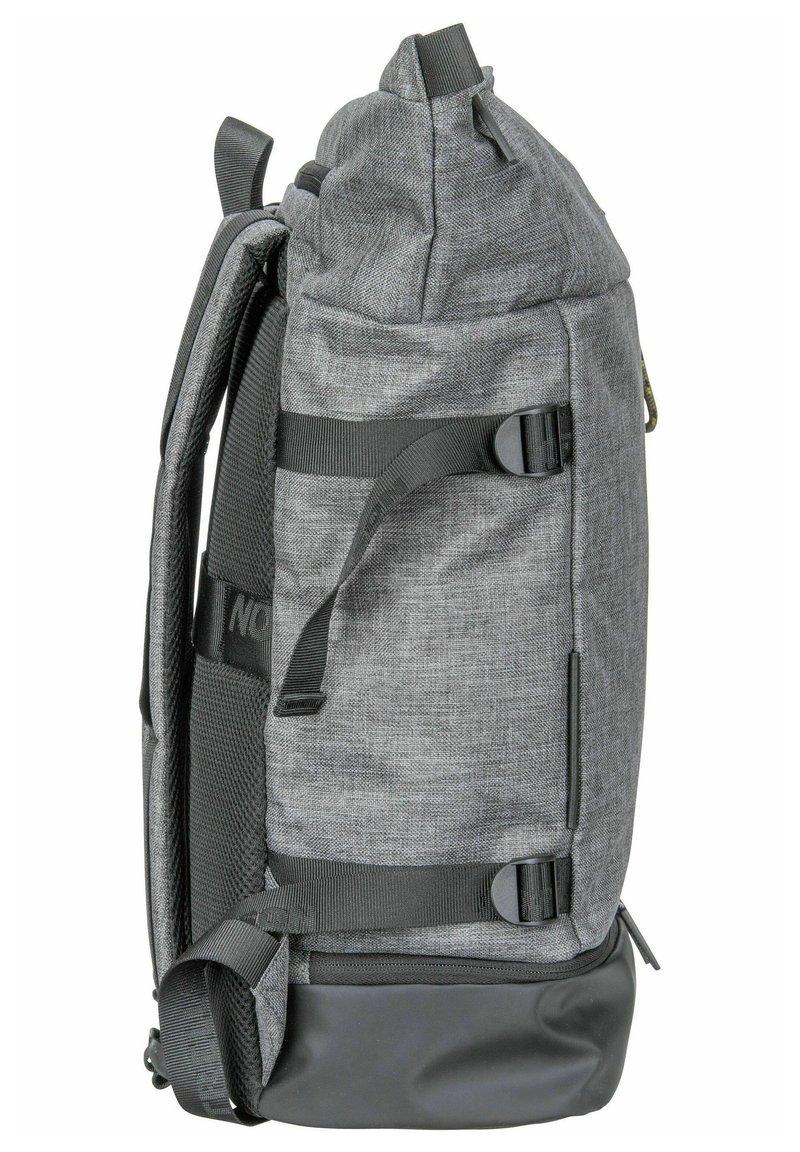 Grauer Stoff-Rucksack mit einem Rolltop-Design, verstellbaren Trägern, einem schwarzen Boden und seitlichen Schnallen für einen sicheren Verschluss. Strukturiert Oberfläche.