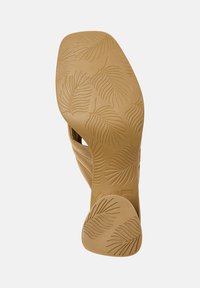 Sole di scarpa con tacco alto di colore tan, con motivo a foglia testurizzato. Presenta una punta arrotondata e un design con supporto per l'arco, etichettata come misura 38.