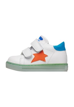 Baskets blanches pour enfants avec semelle verte, étoile orange sur le côté, patch bleu au talon et deux bandes Velcro blanches.