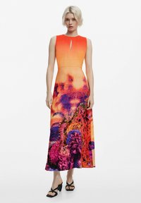 Ärmelloses Maxikleid in Gradient-Orange mit lebhaftem Blumenmuster, ausgestattet mit einem schlüssellochförmigen Ausschnitt und aus einem glatten, leichten Stoff gefertigt.