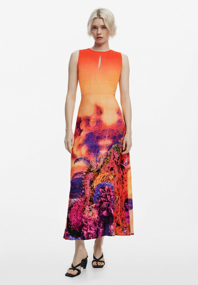 Ärmelloses Maxikleid in Gradient-Orange mit lebhaftem Blumenmuster, ausgestattet mit einem schlüssellochförmigen Ausschnitt und aus einem glatten, leichten Stoff gefertigt.