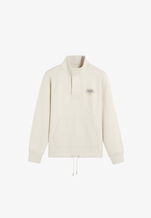 Cremfarbener Pullover mit hohem Kragen, ausgestattet mit einer Kängurutasche, einer Kordelzugsaum und einem kleinen gestickten Logo über der Tasche.