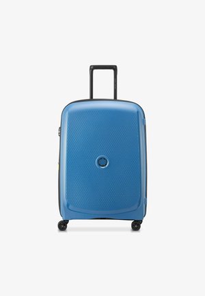 Maleta rígida de color azul con superficie texturizada, asa telescópica y cuatro ruedas para facilitar la movilidad. Presenta un logo central y un cierre de cremallera.