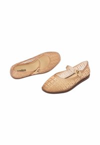 Zapatos planos transparentes y nude Mary Jane con patrón tejido texturizado, punta redonda, correa ajustable con hebilla metálica y suela de goma plana.