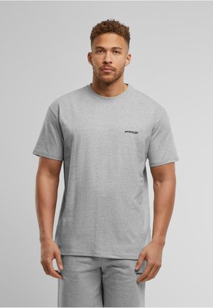 Graues T-Shirt mit kurzen Ärmeln aus Baumwollmischung und rundem Halsausschnitt, mit einem kleinen schwarzen "UPGRADE"-Logo auf der linken Seite.