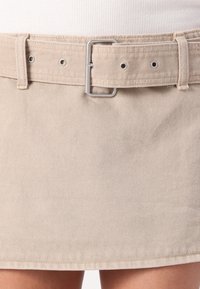 Abercrombie & Fitch BELTED MINI - Jupe en jean - beige