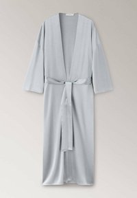 Peignoir en satin gris clair à manches longues avec ceinture à nouer à la taille, suspendu à plat sur un fond uni.