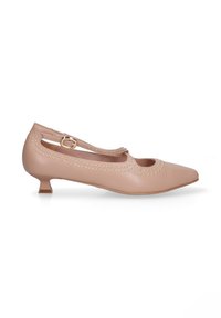 Beige Lacklederschuh mit spitzer Zehe und kleinem Kittenheel. Besitzt ausgeschnittene Seiten und dekorative goldfarbene Nieten entlang der Kante.