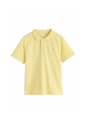 Világos sárga rövid ujjú galléros póló, két gombbal a gomboláson és egy kis hímzett logóval a bal mellrészen.