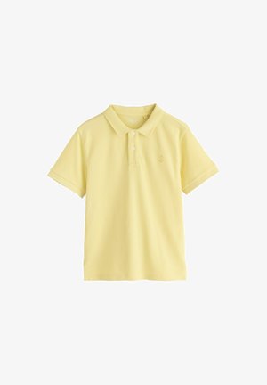 Jasnożółta koszulka polo z krótkim rękawem, kołnierzem, dwoma guzikami na plisie oraz małym wyhaftowanym logo na lewej piersi.