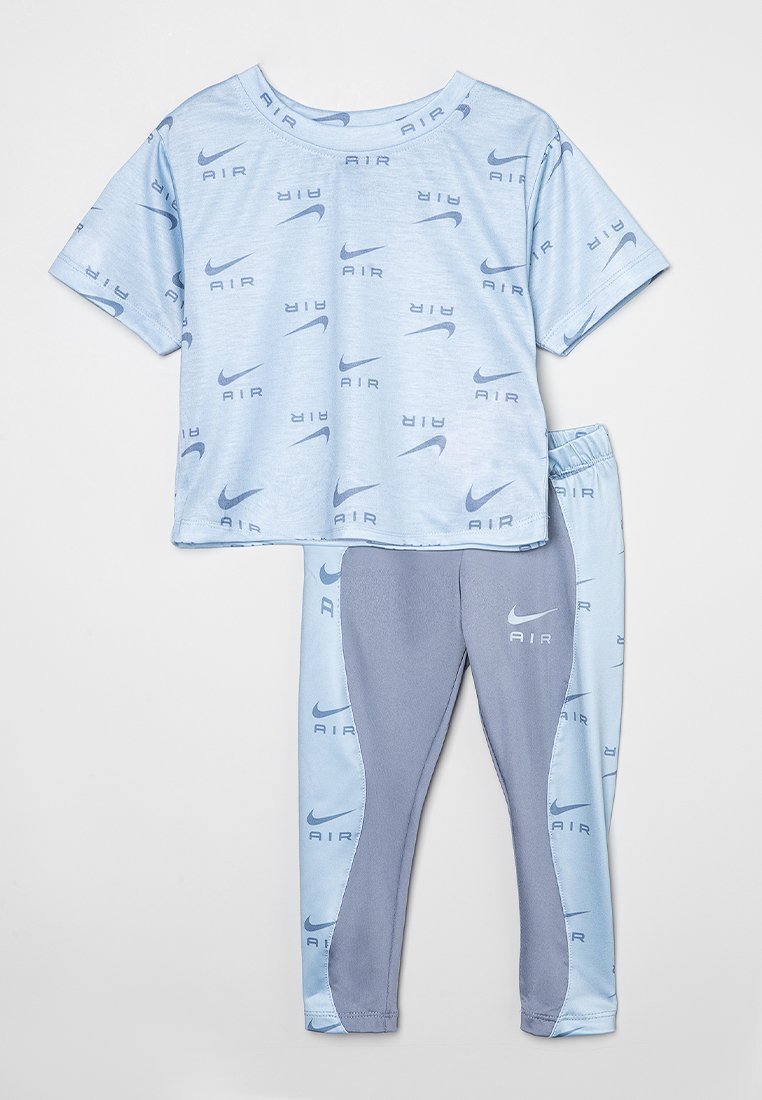 T-shirt Nike bleu clair avec impression du logo "AIR" et leggings assortis en gris et bleu, avec un design sportif et un tissu doux.