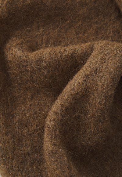 Brun filtfabrik med en blød, tekstureret overflade, der viser forskellige nuancer af brun og en let fuzzy fremtoning.