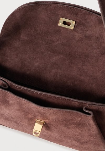 Καφέ σουέντ τσάντα με ανοιχτό καπάκι, που δείχνει δύο θήκες και κούμπωμα με χρυσούς τόνους καθώς και μεταλλικά στοιχεία σε λείο σουέντ εσωτερικό.