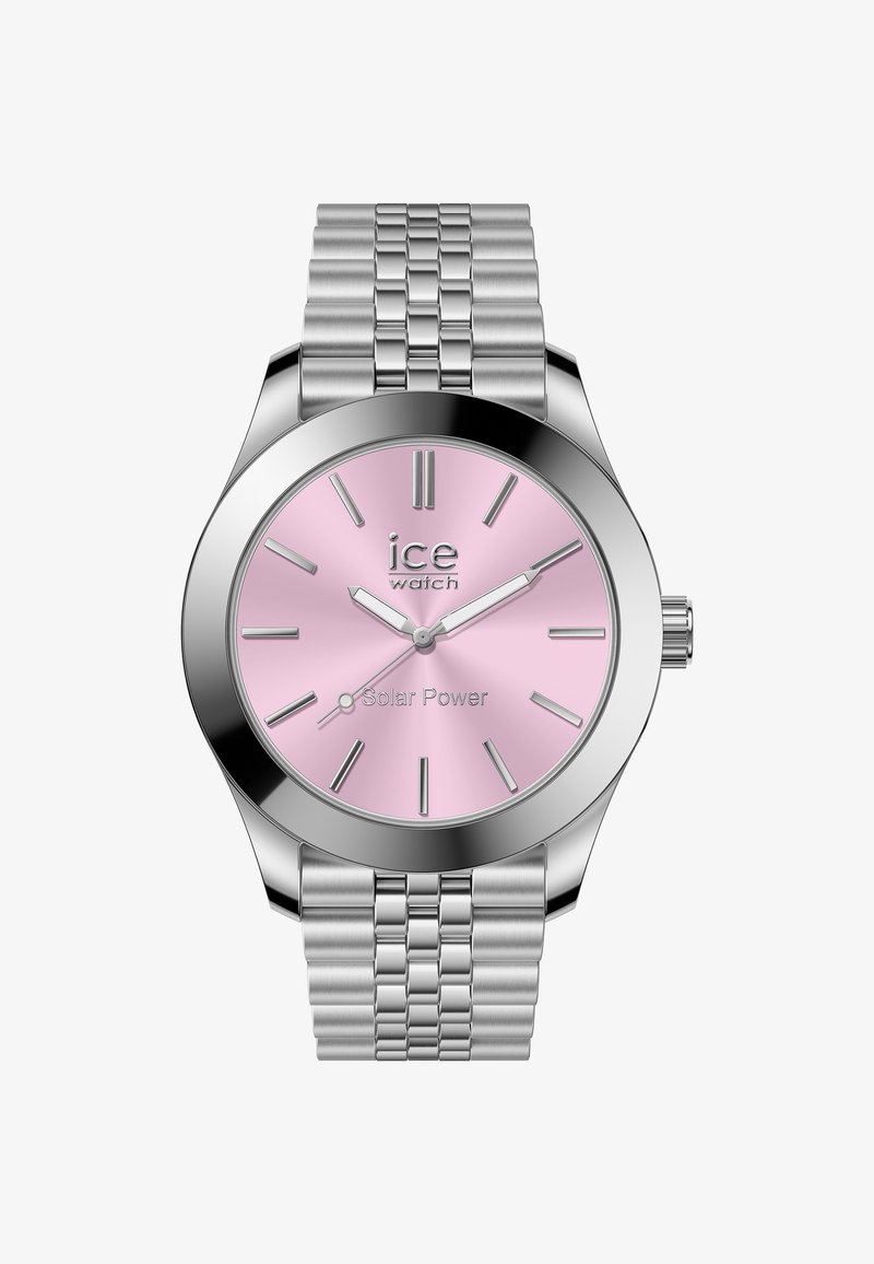 Silverfärgad klocka i rostfritt stål med en rosa solcellsdriven urtavla, silverfärgade timmarkörer, en slät bezel och ett strukturerat metallarmband.