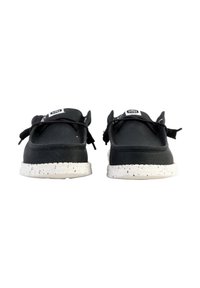 Sneakers neri con tomaia in tela e suola in gomma bianca maculata, dotati di lacci e marchio nell'area del tallone.