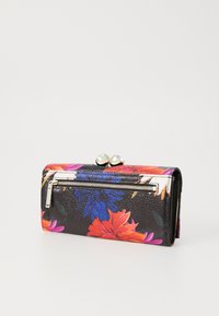 Lompakko, jossa on kukkakuosi mustassa teksturoidussa materiaalissa ja kirkkaissa vaaleanpunaisissa, sinisissä ja oransseissa kukissa. Varustettu hopeisella vetoketjulla ja metallillisella lukolla.