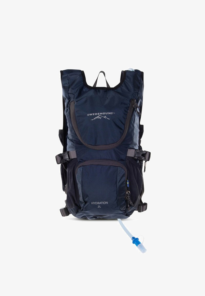 Hydrationsrygsæk i marineblå, lavet af letvægtsmateriale, har en frontlomme, justerbare stropper og en slange med en blå forbindelse.