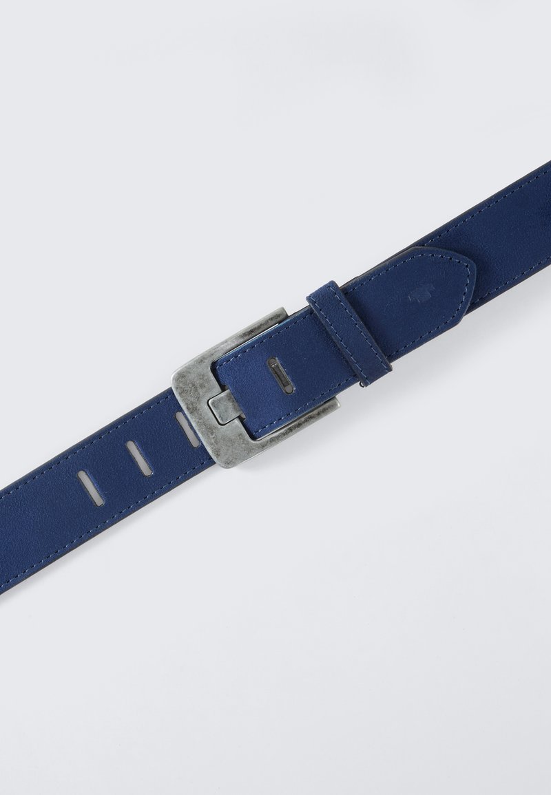 Cinturón de cuero azul con hebilla de metal plateada, que presenta recortes rectangulares y un borde cosido. Textura suave, diseño clásico.