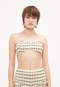 Bikini set sadrži bandeau vrh i visoke gaćice, izrađene od tkanine s šarenim kvadratnim uzorkom u plavoj, narančastoj i smešnoj boji.