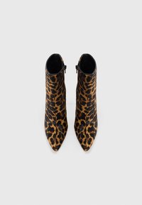 Leopardprint enkellaarzen met spitse neuzen, gemaakt van textiel. Bevat een zwarte rits aan de zijkant en heeft een slanke silhoët.