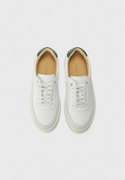 Weiße Leder-Sneaker mit einer strukturierten Oberfläche, runder Spitze und grauen Schnürsenkeln. Grüne Akzente an der Ferse und beigefarbene Fütterung. Gummisohle.