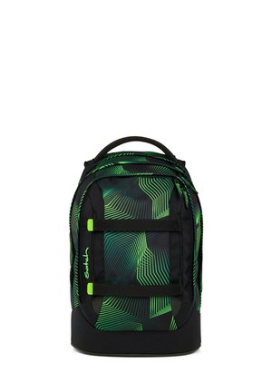 Zaino con base nera e linee geometriche verde brillante, dotato di due cinghie orizzontali e una maniglia superiore.