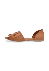 Tan leren sandalen met een platte zool, voorzien van een decoratieve voorkant met strik en een open hiel, die de gladde textuur en het minimalistische ontwerp benadrukken.