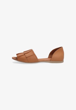 Tan leren sandalen met een platte zool, voorzien van een decoratieve voorkant met strik en een open hiel, die de gladde textuur en het minimalistische ontwerp benadrukken.