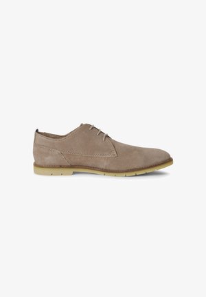 Zapatos de ante color marrón claro con cordones, superficie suave, puntera redonda y suela de goma con un perfil bajo y un diseño minimalista.