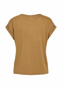 T-shirt marron à manches courtes en tissu doux, avec un col rond et des manches retroussées. Le dos est uni avec des fentes latérales à l'ourlet.