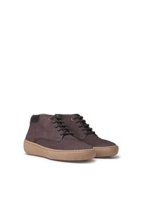 Sneaker high-top in suede marrone con suola in gomma, caratterizzati da accenti marroni scuri e lacci rotondi. Texture liscia con cuciture sottili.